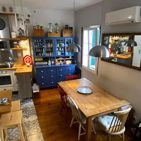 Charming Family In Graca *